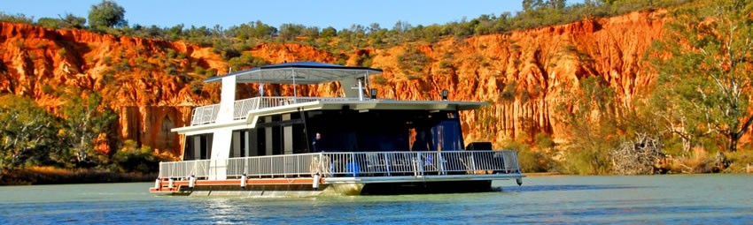Houseboat Escape - Be amazed at the colourful cliffs

